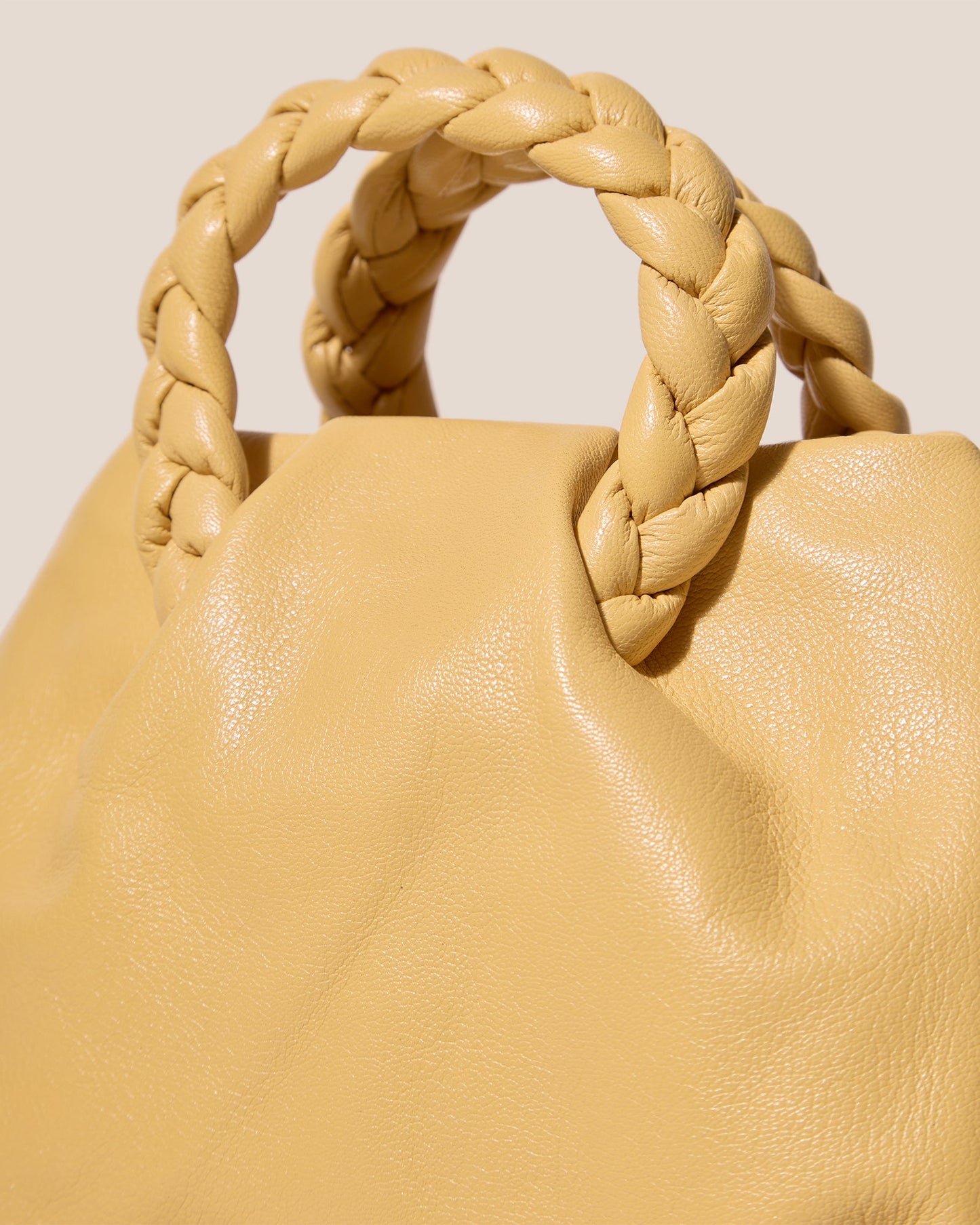 Hereu BOMBON M SUPPLE SHINY - Medium Plaited-handle Leather Handbag